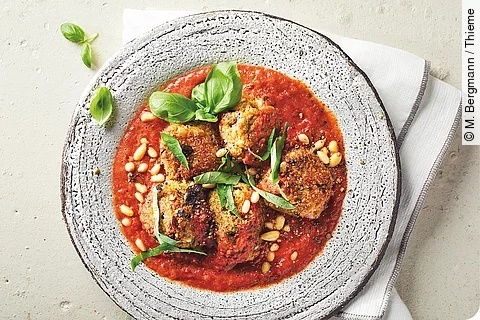 Auberginen-Haferflocken-Bällchen in Tomatensauce
