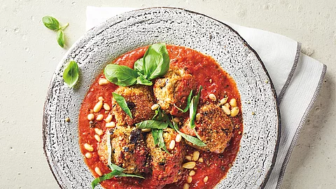 Auberginen-Haferflocken-Bällchen in Tomatensauce