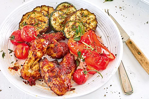 Chicken Wings und Gemüse vom Grill