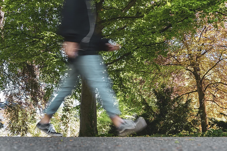 Beine einer Frau beim Spaziergang im Park