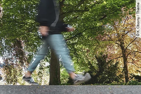 Beine einer Frau beim Spaziergang im Park