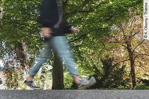 Beine einer Frau beim Spaziergang im Park