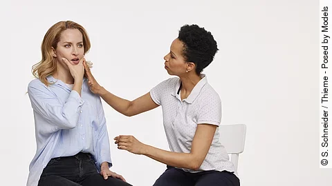 Frau mit CMD bei der Physiotherapeutin.