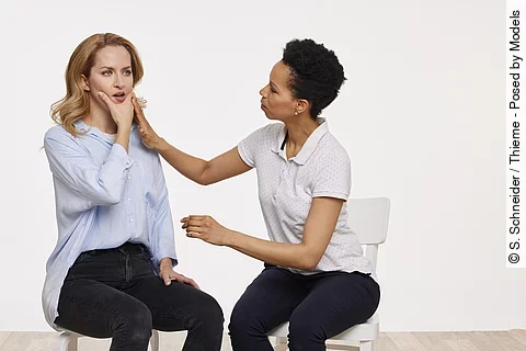 Frau mit CMD bei der Physiotherapeutin.