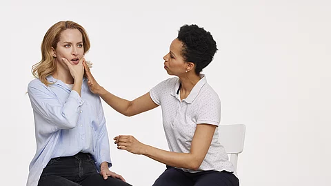 Frau mit CMD bei der Physiotherapeutin.