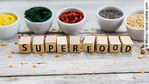 Superfood, bunte Pulver in weißen Schälchen