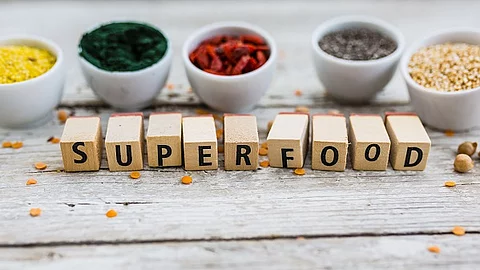 Superfood, bunte Pulver in weißen Schälchen