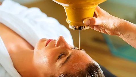 Frau genießt eine Ayurveda Ölmassage.