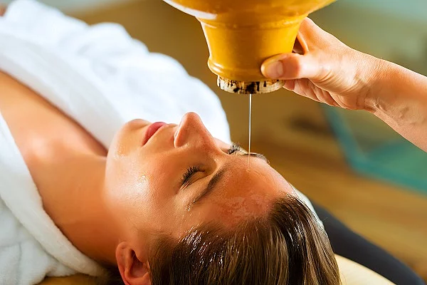 Frau genießt eine Ayurveda Ölmassage.