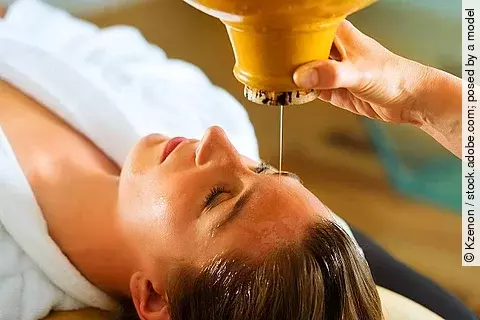 Frau genießt eine Ayurveda Ölmassage.