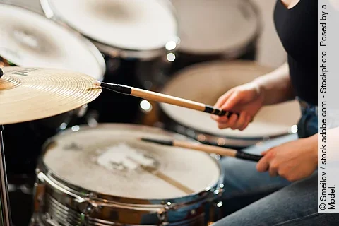 Schlagzeug und die Hände einer Schlagzeugspielerin