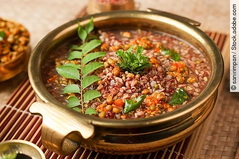 Ayurvedischer Reisbrei in einer goldenen Schüssel