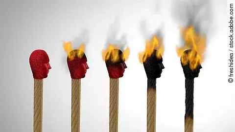 5 Streichhölzer in verschiedenen Stadien des Brennens