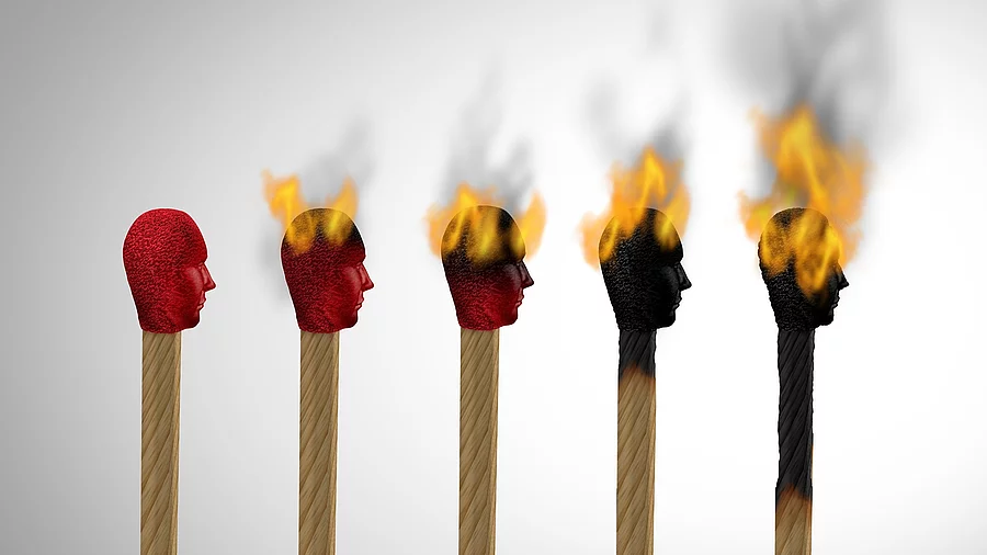 5 Streichhölzer in verschiedenen Stadien des Brennens