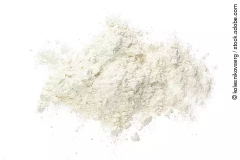 Weißes Pulver auf hellem Hintergrund