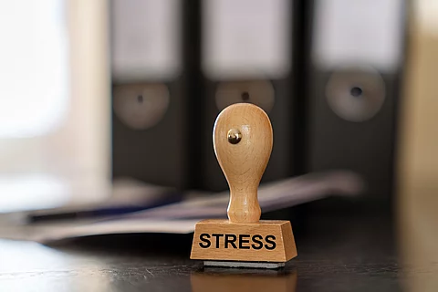 Stempel mit der Aufschrift Stress auf einem Schreibtisch