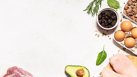 ketogene Ernährung: Hühnerfleisch, Fisch, Eier, Olivenwenig 