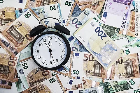 Geldscheine und Wecker