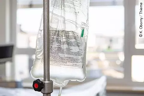 Blick in ein Krankenhauszimmer mit Infusionsständer