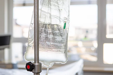 Blick in ein Krankenhauszimmer mit Infusionsständer