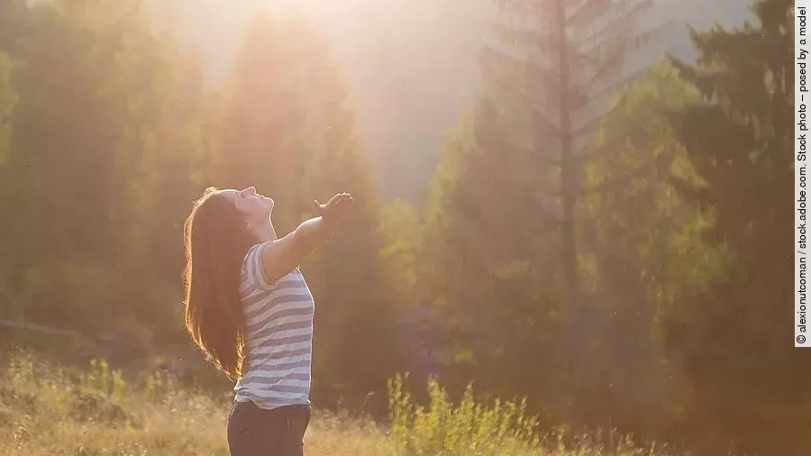 Frau meditiert in der Natur.