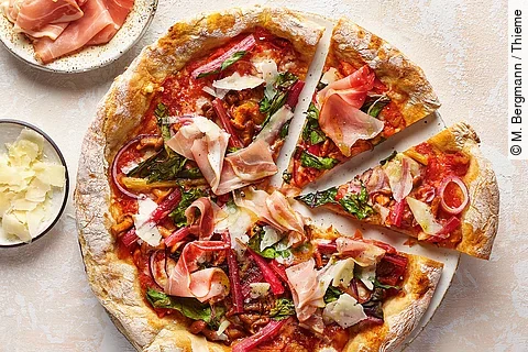 Kartoffelpizza mit Pfifferlingen, Mangold und Schinken