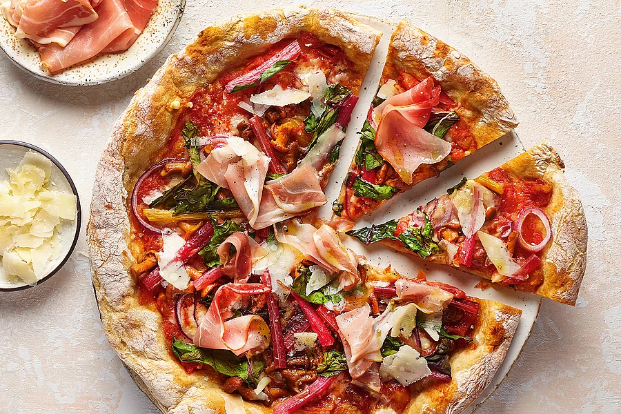Kartoffelpizza mit Pfifferlingen, Mangold und Schinken