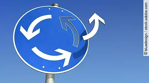 Verkehrsschild mit Pfeilen, einer davon schert aus als Symbol für Veränderung