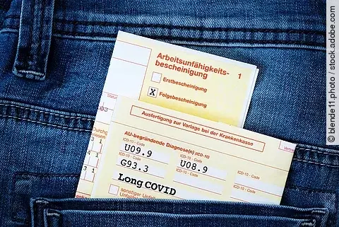 AU-Formular in der Gesäßtasche einer Jeans