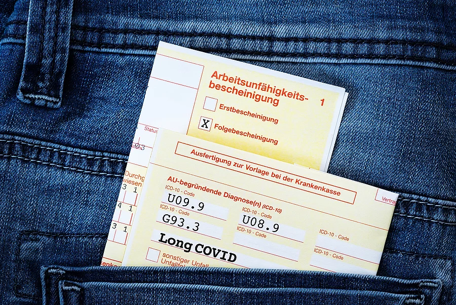 AU-Formular in der Gesäßtasche einer Jeans