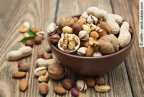 verschiedene Nüsse in einer Holzschale