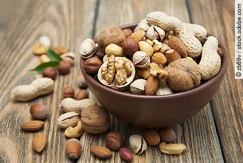 verschiedene Nüsse in einer Holzschale