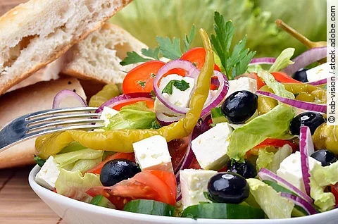 Köstlicher Bauernsalat mit Fladenbrot.