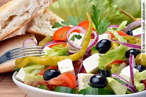 Köstlicher Bauernsalat mit Fladenbrot.