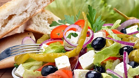 Köstlicher Bauernsalat mit Fladenbrot.