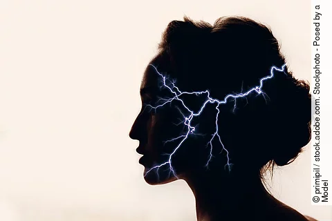 Silhouette eines Frauenkopfs mit Blitzen im Kopf