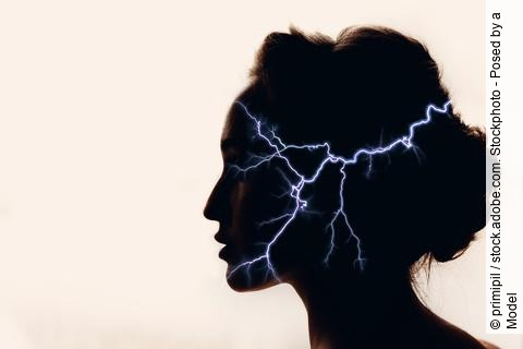Silhouette einer Frau mit Blitzen im Kopf, Symbolbild Kopfschmerz