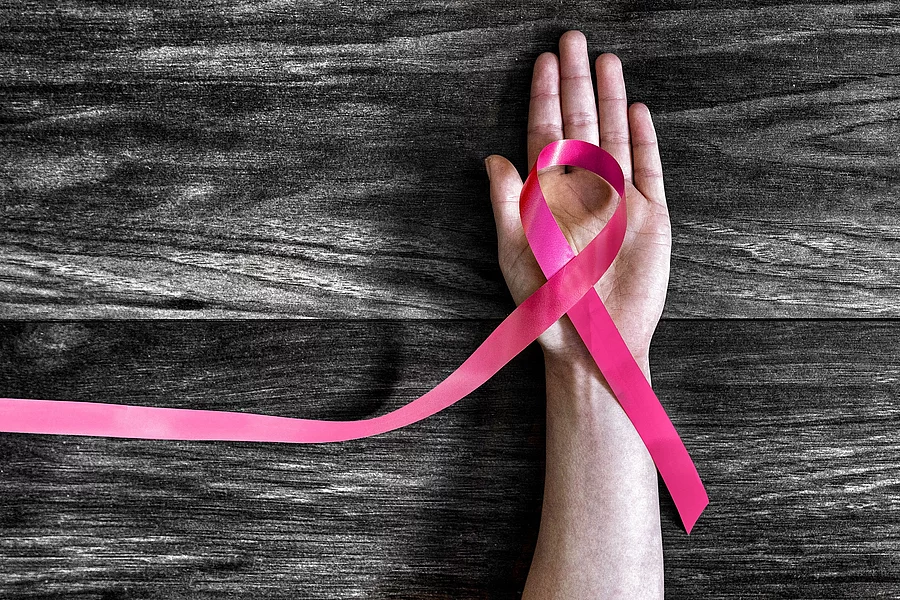 Hand mit rosa Brustkrebsschleife