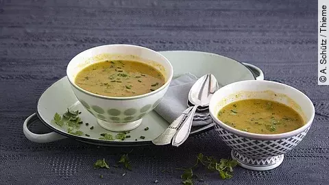 Dineklgrießsuppe in zwei Tassen angerichtet.