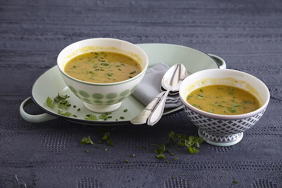 Dineklgrießsuppe in zwei Tassen angerichtet.