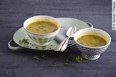 Dineklgrießsuppe in zwei Tassen angerichtet.