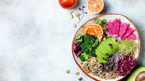 Bowl mit Avocado, Quinoa, Sprossen, Kürbiskernen, Broccoli, Orange, Radicchio, Alfalfa Bowl mit Avocado, Quinoa, Sprossen, Kürbiskernen, Broccoli, Orange, Radicchio, Alfalfa