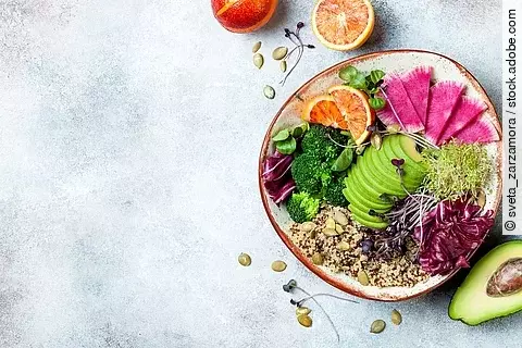 Bowl mit Avocado, Quinoa, Sprossen, Kürbiskernen, Broccoli, Orange, Radicchio, Alfalfa