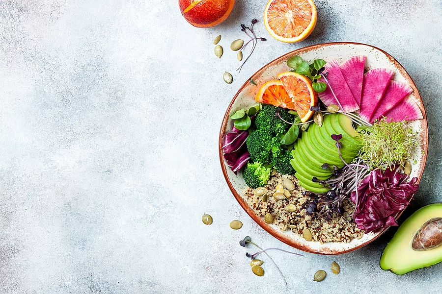 Bowl mit Avocado, Quinoa, Sprossen, Kürbiskernen, Broccoli, Orange, Radicchio, Alfalfa