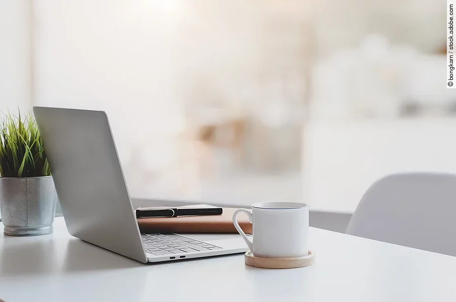 Moderner Arbeitsplatz mi Laptop und Espresso.