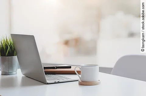 Moderner Arbeitsplatz mi Laptop und Espresso.