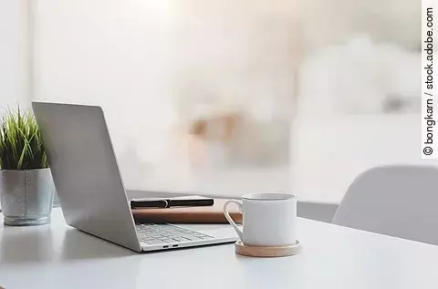 Moderner Arbeitsplatz mi Laptop und Espresso.