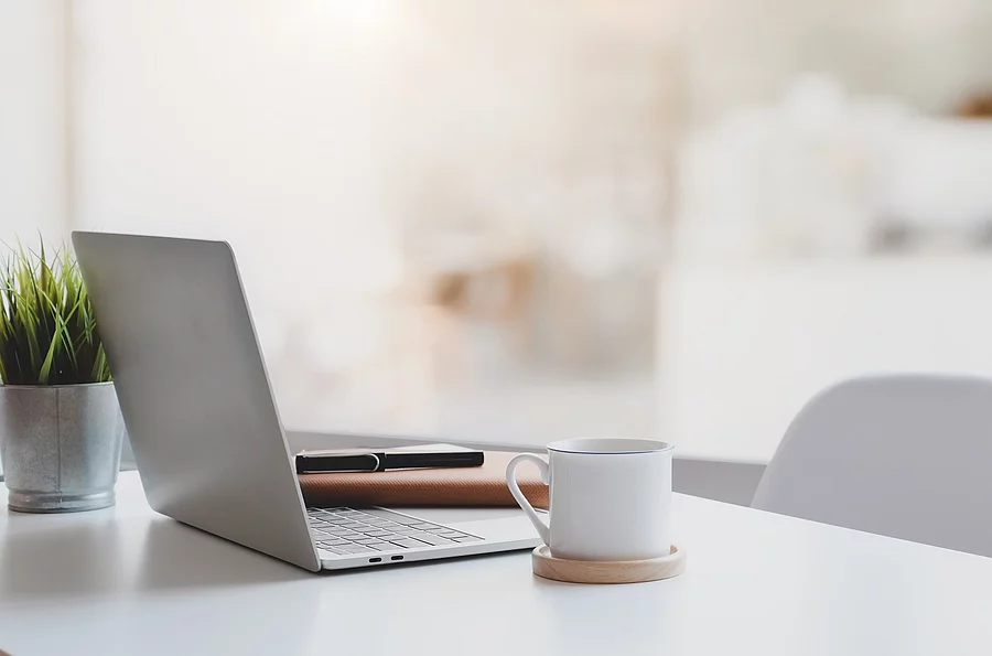 Moderner Arbeitsplatz mi Laptop und Espresso.