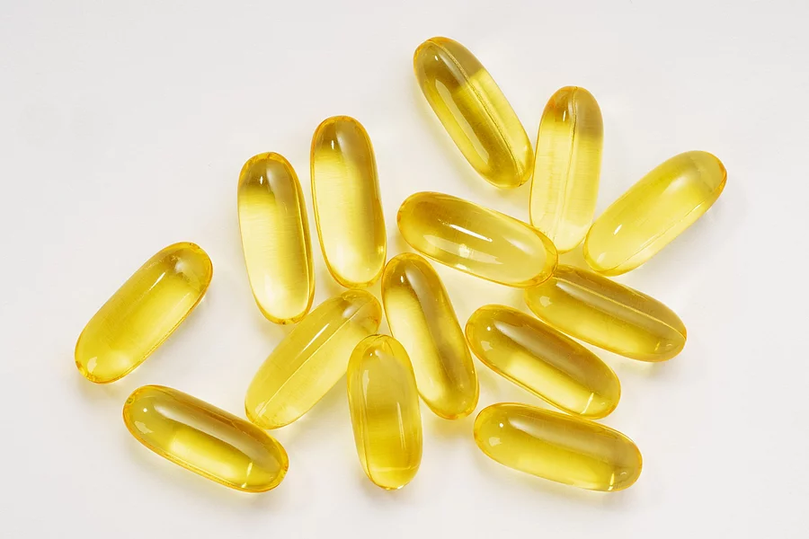 Omega3 Kapseln auf weißem Hintergrund.