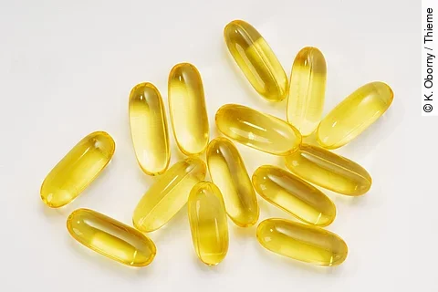 Omega3 Kapseln auf weißem Hintergrund.